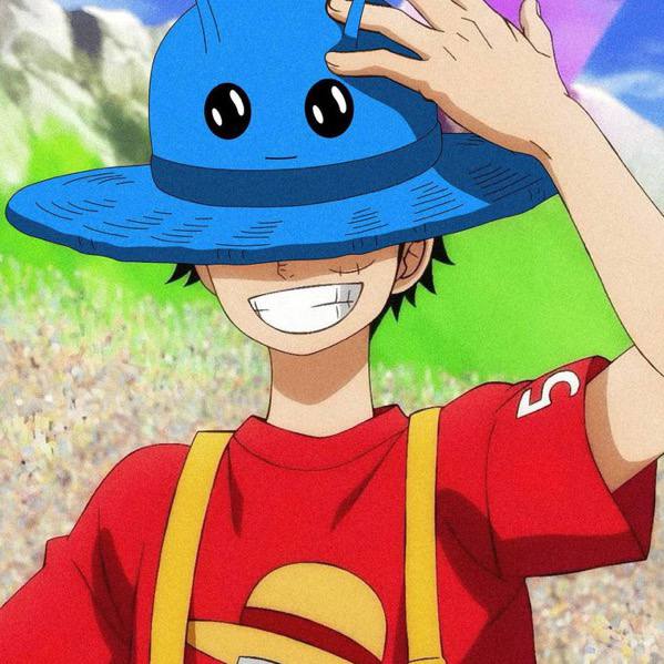 BWOB shapeshifted into a straw hat on a smiling pirate